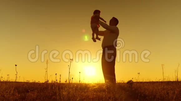 快乐爸爸和小女儿一起玩爸爸在日落时围着小孩子转视频的预览图