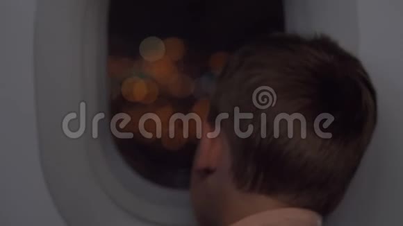 晚上坐飞机旅行看着照明器视频的预览图