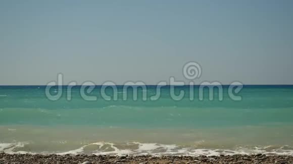 海浪拍打着一片空旷的海滩形成了海洋泡沫塞浦路斯海岸夏日视频的预览图