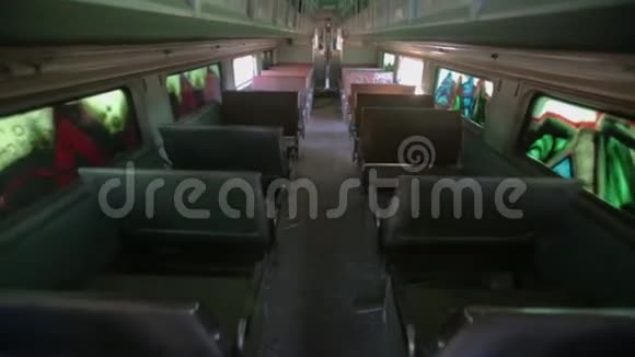 废弃列车内部带摄像机抖动视频的预览图