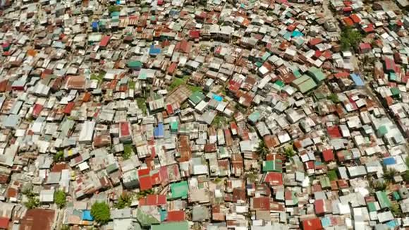 马尼拉贫困地区的街道房子的屋顶和大城市里人们的生活马尼拉贫困地区视频的预览图