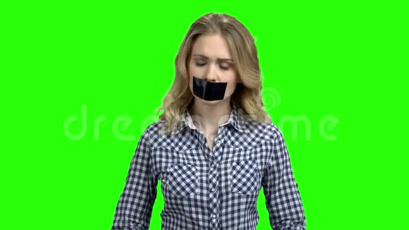 白人女性抗议者嘴上有胶带视频的预览图