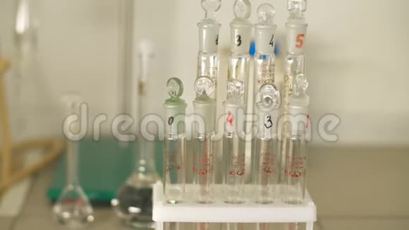 在实验室里桌子上有实验药品液体样品的试管视频的预览图