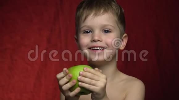 男孩拿着一个大绿苹果咬掉一根香蕉视频的预览图
