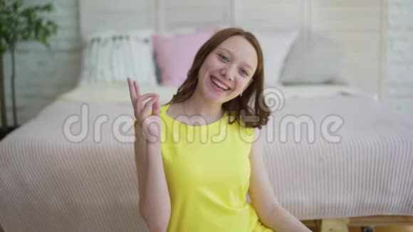 穿着黄色衣服的女人在镜头前说话做视频博客视频的预览图