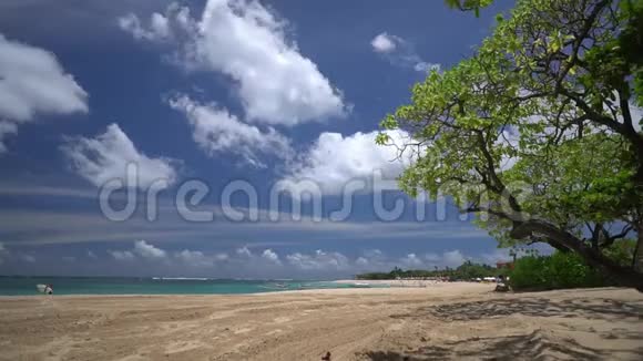 快速低角度的海洋沙滩云在天空中奔跑人们在背景中闪光视频的预览图