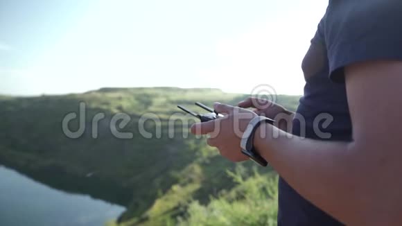 无人机操作员握着遥控器女性双手缓慢地指向显示器控制器视频的预览图