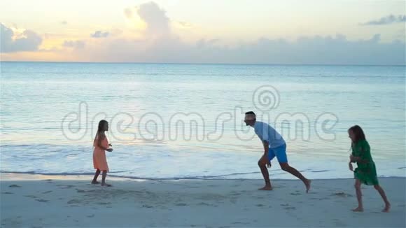 一家人的父亲和可爱的孩子一起享受海滩度假和玩耍流动人口视频的预览图