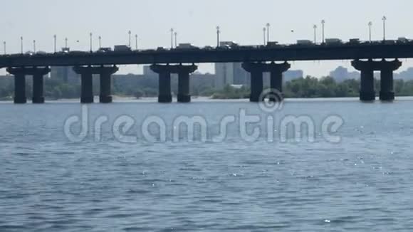 乌克兰基辅迪尼普罗河大桥景观汽车沿着桥行驶视频的预览图