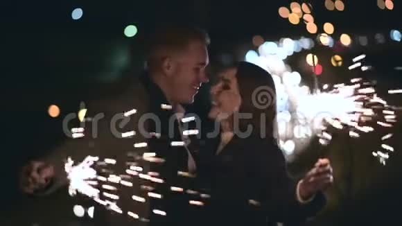 恋爱中的浪漫情侣一起庆祝新年新年开始或派对夜生活点燃火花视频的预览图