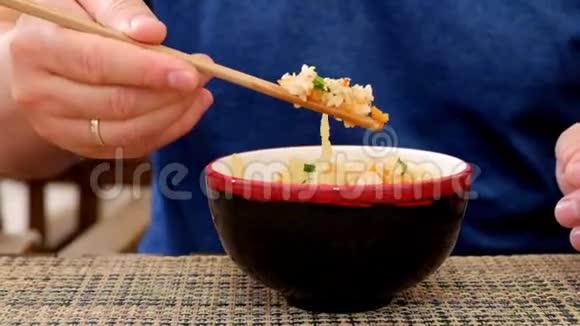 在中国餐馆吃米饭和蔬菜视频的预览图