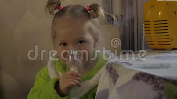 小女孩正在接受感冒治疗生病的女孩被雾化器吸入慢动作视频的预览图