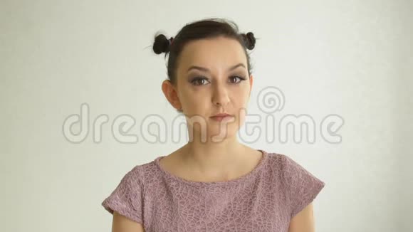 一个长着假睫毛和棕色眼睛的女孩的肖像白底时尚妆容的可爱女模特视频的预览图