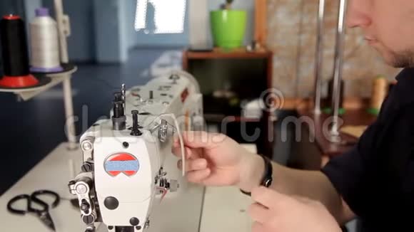 一个人准备缝纫机工作视频的预览图
