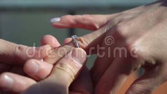 在街上和一个男人求婚给他幸福的女朋友视频的预览图