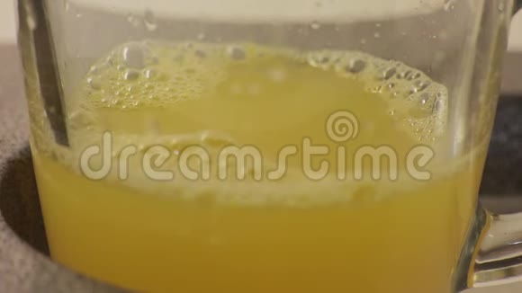 鲜榨橙汁手视频的预览图