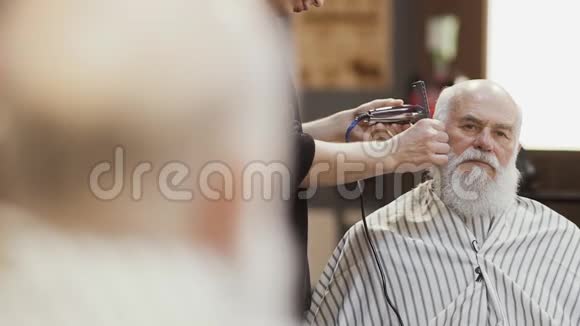 专业理发师为成熟男士做时尚发型视频的预览图