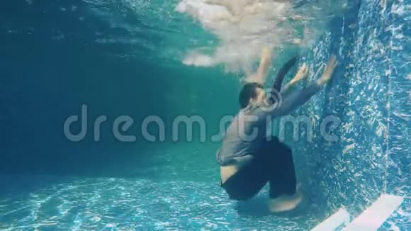穿西装的男人在水下游泳竖起大拇指享受女性的双腿视频的预览图