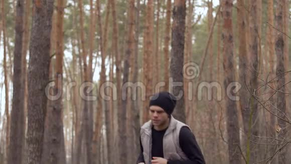 年轻人为早晨在森林里完成慢跑而高兴视频的预览图