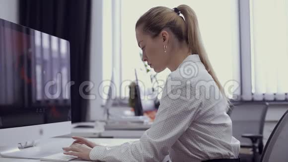 漂亮的女商人在办公室里用电脑工作视频的预览图