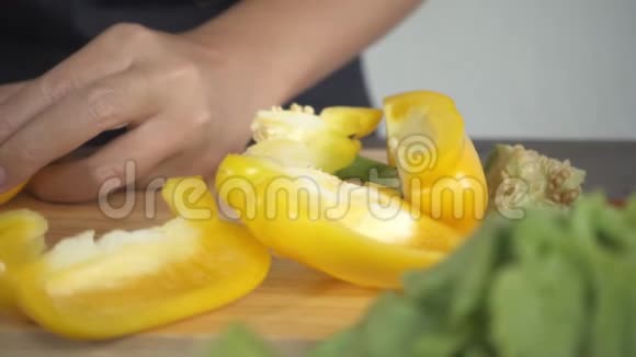 慢动作关闭妇女制作健康食品和切碎喇叭在切割板在厨房视频的预览图