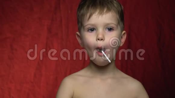 这个男孩喜欢吃糖竖起大拇指视频的预览图