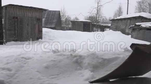 村里下雪用木铲除雪视频的预览图