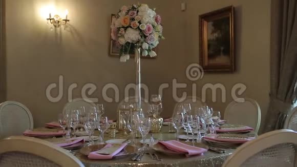 在宴会厅为新娘Bijouterie装饰的婚礼压水台缎子装饰和珠宝视频的预览图