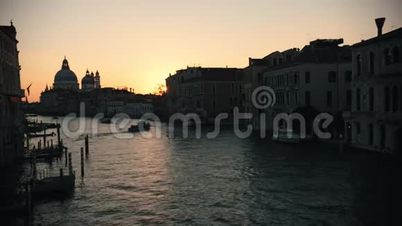 意大利港口日落货船航行美丽的景色视频的预览图
