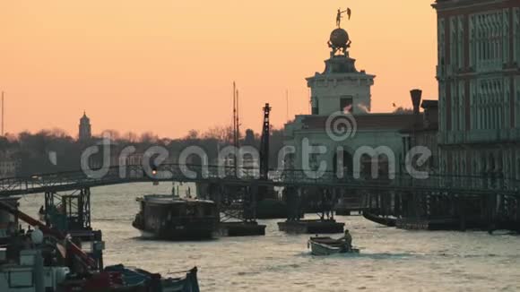 意大利港口日落货船航行视频的预览图