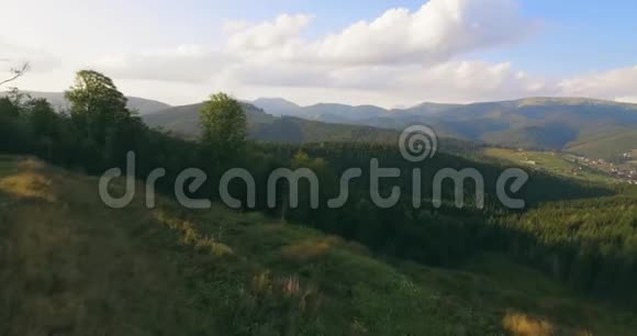 长途自然山绿树林景观鸟瞰4公里视频的预览图