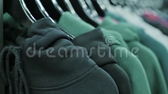 服装店衣架上的多色连帽衫视频的预览图