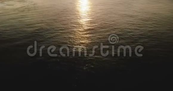 空中拍摄史诗般的日落反射在海洋水面相机倾斜以揭示惊人的热带海岸天际线视频的预览图