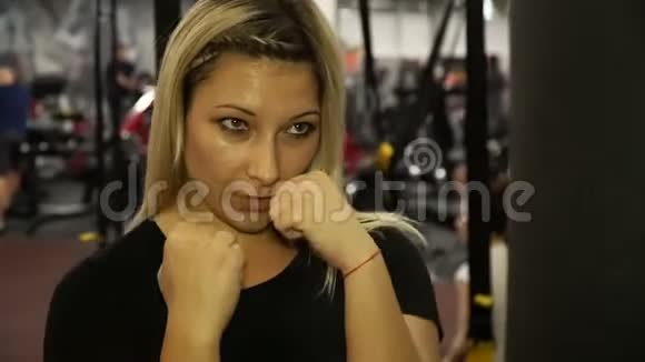 漂亮的女人打拳击袋视频的预览图