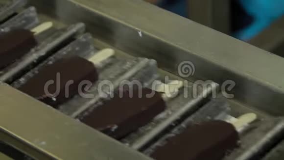 巧克力釉里的冰淇淋棍子上的冰淇淋上覆盖着巧克力糖霜冰淇淋中的巧克力釉视频的预览图