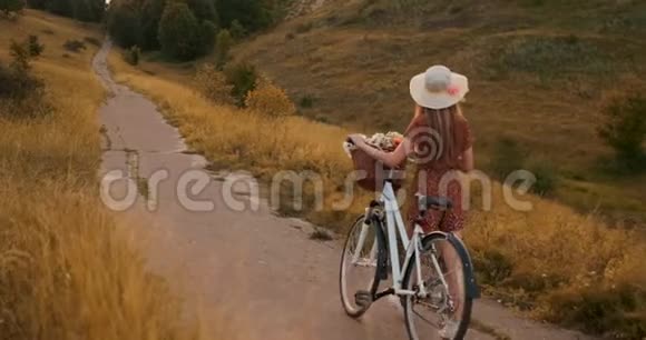 后场计划身着正装的漂亮金发碧眼复古的自行车在夏场的马路上行走视频的预览图