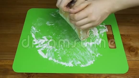 女人揉面团做蛋糕视频的预览图