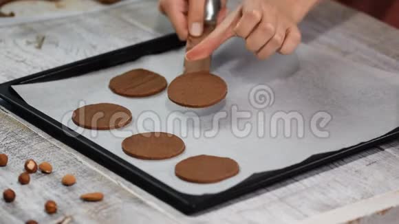 将生巧克力饼干放在带有羊皮纸的烤盘上准备烘烤视频的预览图
