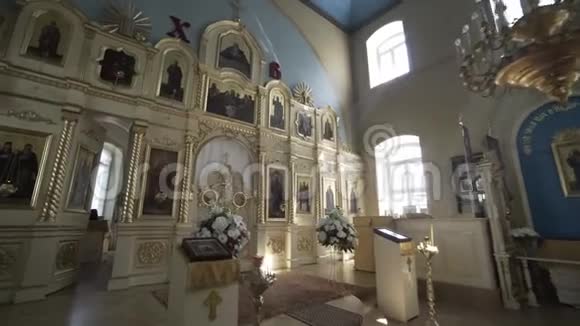 拉脱维亚夏季小镇的东正教教堂内部视频的预览图