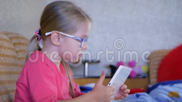 带数字平板电脑的小女孩视频的预览图