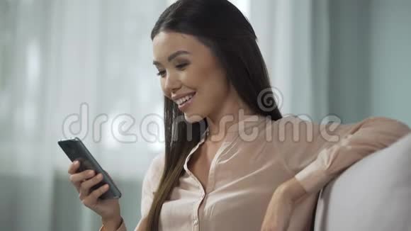 快乐的亚洲女人使用约会服务在网上找到匹配寻找爱情视频的预览图