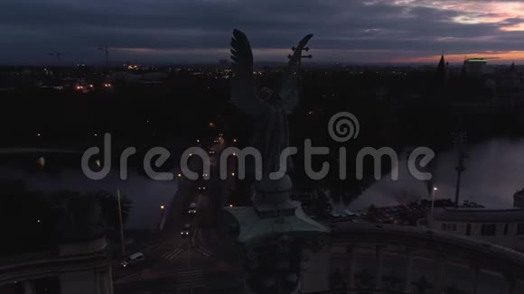 布达佩斯的大天使加布里埃尔纪念碑视频的预览图