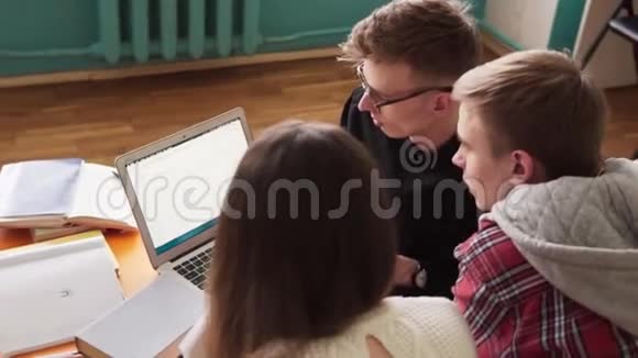 一组学生一起学习并观看笔记本电脑屏幕视频的预览图
