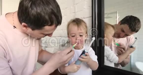 人刷牙的萌娃视频的预览图
