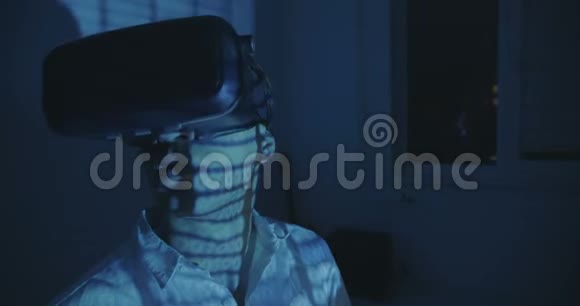 带有二进制码反射的虚拟现实褶边或虚拟现实眼镜男程序员视频的预览图