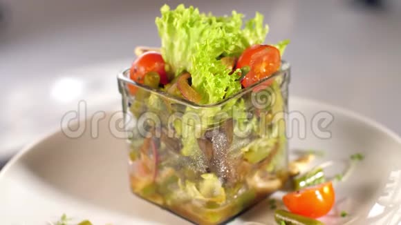 蔬菜沙拉和西红柿视频的预览图