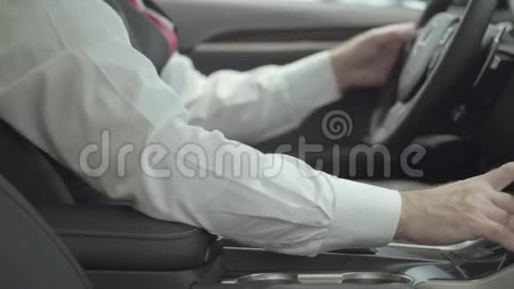 未被确认的成功人士坐在车上检查从汽车经销商新购买的汽车汽车视频的预览图