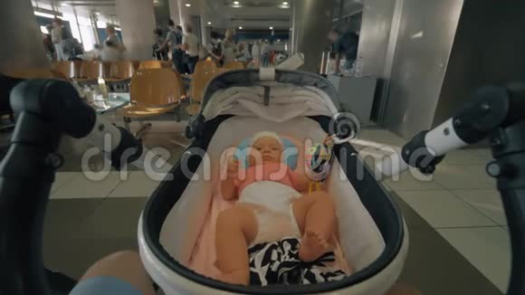 爸爸带着婴儿车在机场等着视频的预览图