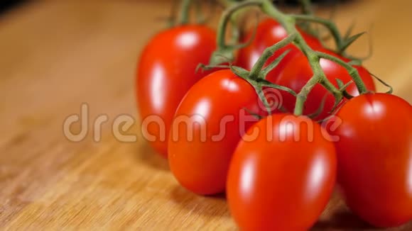 市场上的新鲜西红柿视频的预览图