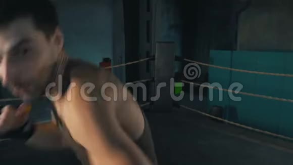 轻量级拳击手在老式健身房的拳击台上视频的预览图
